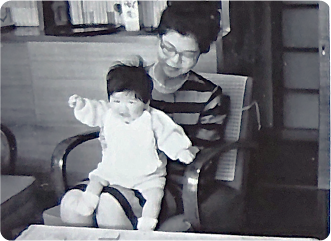 幼少期 母と一緒に